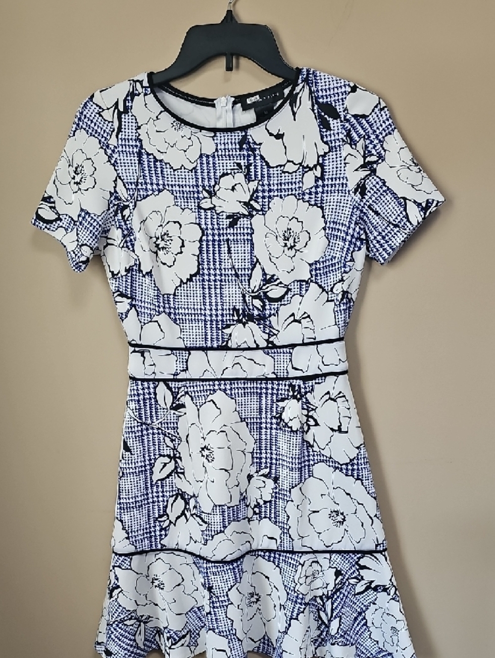 Slate & Willow Navy and White Floral Fit-and-Flare Mini Dress - Picture 2 of 4